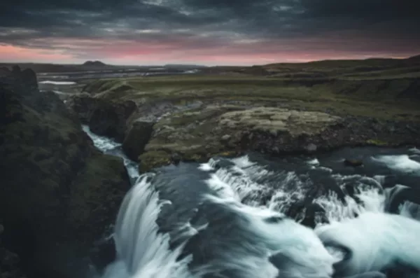 FOTOGRAFÍA “CASCADA DESCONOCIDA”, ISLANDIA Cascada desconocida Islandia vegetación verde vibrante agua cristalina – fotografía naturaleza paisaje edición limitada