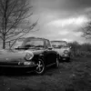 Fotografía vintage en blanco y negro de Porsche clásico, foto decorativa de coche antiguo con acabado retro moody, arte mural automovilístico para decoración de interior contemporáneo o garaje