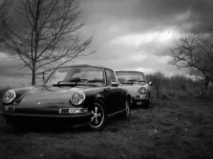 Fotografía vintage en blanco y negro de Porsche clásico, foto decorativa de coche antiguo con acabado retro moody, arte mural automovilístico para decoración de interior contemporáneo o garaje