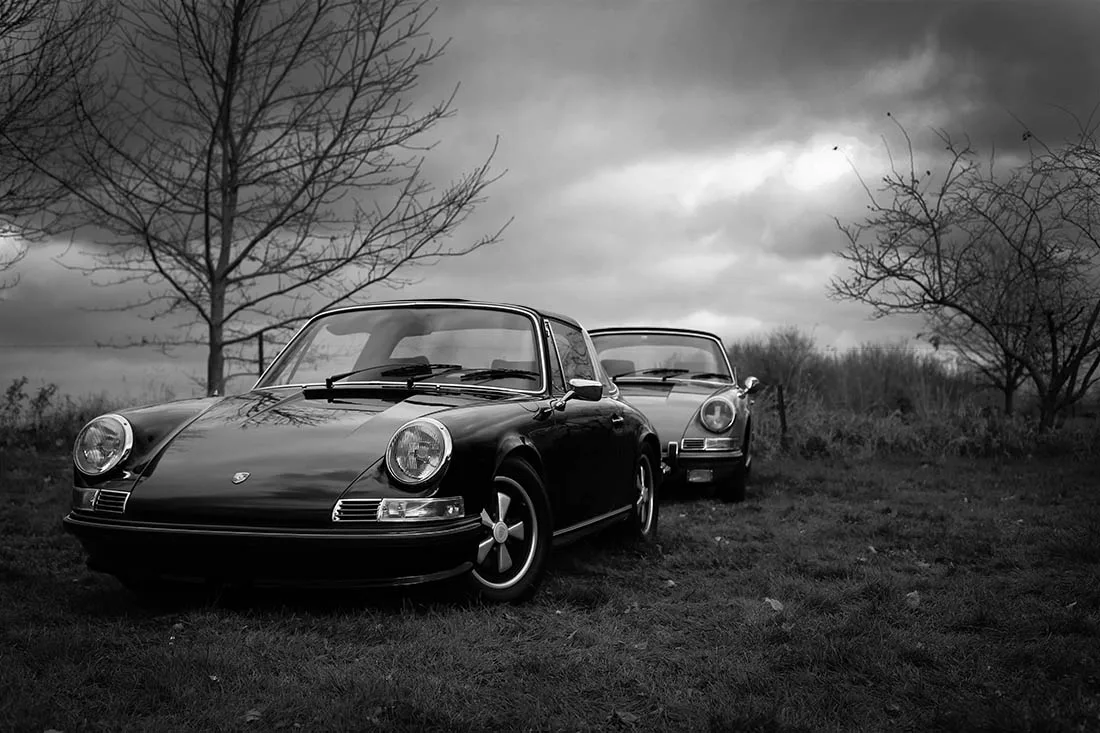 Fotografía vintage en blanco y negro de Porsche clásico, foto decorativa de coche antiguo con acabado retro moody, arte mural automovilístico para decoración de interior contemporáneo o garaje