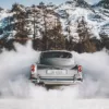 Aston Martin DB5 plata James Bond Saint-Moritz Suiza nieve montañas – fotografía artística coche clásico edición limitada
