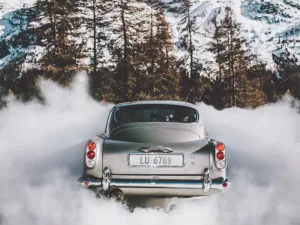 Aston Martin DB5 plata James Bond Saint-Moritz Suiza nieve montañas – fotografía artística coche clásico edición limitada