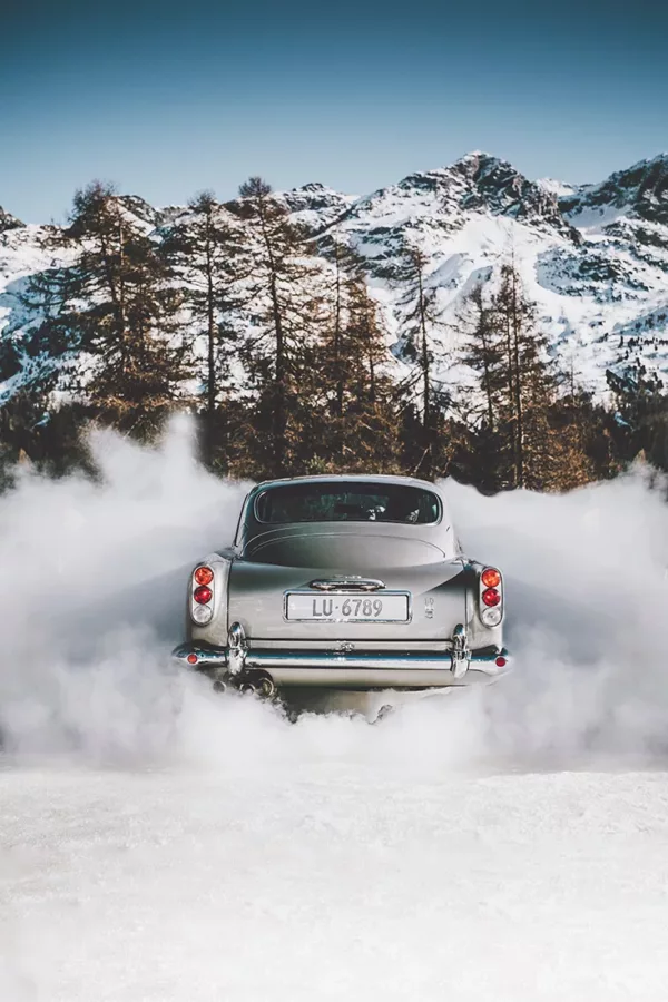 Aston Martin DB5 plata James Bond Saint-Moritz Suiza nieve montañas – fotografía artística coche clásico edición limitada