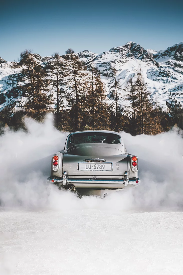 Aston Martin DB5 plata James Bond Saint-Moritz Suiza nieve montañas – fotografía artística coche clásico edición limitada