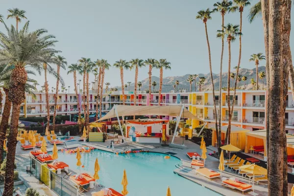 Hotel The Saguaro Palm Springs fachada colores vivos amarillo naranja rosa piscina turquesa palmeras – fotografía edición limitada