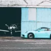 Foto artística Porsche 911 Targa azul vibrante con arceau inox icónico, fotografía decorativa de coche clásico con composición cromática impactante, arte de pared automovilístico edición limitada