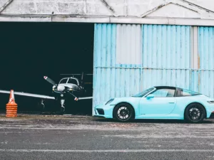 Foto artística Porsche 911 Targa azul vibrante con arceau inox icónico, fotografía decorativa de coche clásico con composición cromática impactante, arte de pared automovilístico edición limitada