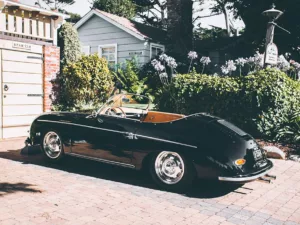 Fotografía artística Porsche 356 clásico plateado en Carmel-by-the-Sea California, coche de colección en la ciudad del Concours d'Elegance de Pebble Beach, decoración mural automovilística vintage