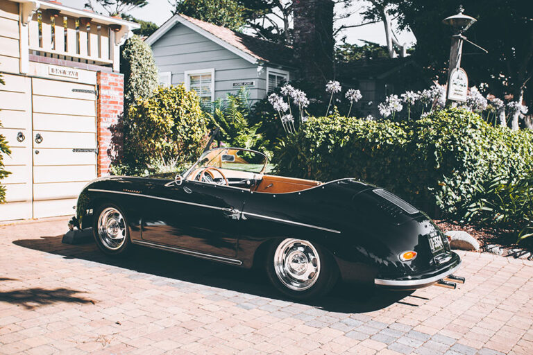 Fotografía artística Porsche 356 clásico plateado en Carmel-by-the-Sea California, coche de colección en la ciudad del Concours d'Elegance de Pebble Beach, decoración mural automovilística vintage