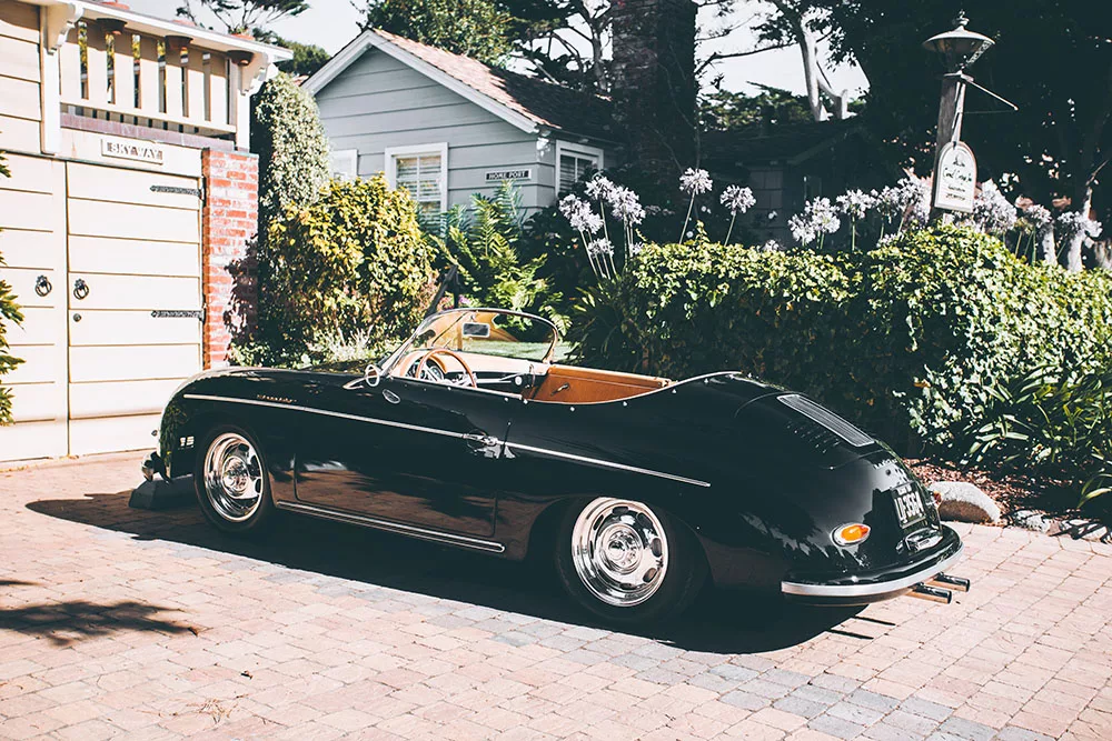 Fotografía artística Porsche 356 clásico plateado en Carmel-by-the-Sea California, coche de colección en la ciudad del Concours d'Elegance de Pebble Beach, decoración mural automovilística vintage