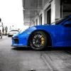 Fotografía artística del Porsche Cayman GT4 en pista, coche deportivo de competición mid-engine en edición limitada, cuadro decorativo automovilístico para salón y garaje