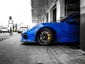 Fotografía artística del Porsche Cayman GT4 en pista, coche deportivo de competición mid-engine en edición limitada, cuadro decorativo automovilístico para salón y garaje