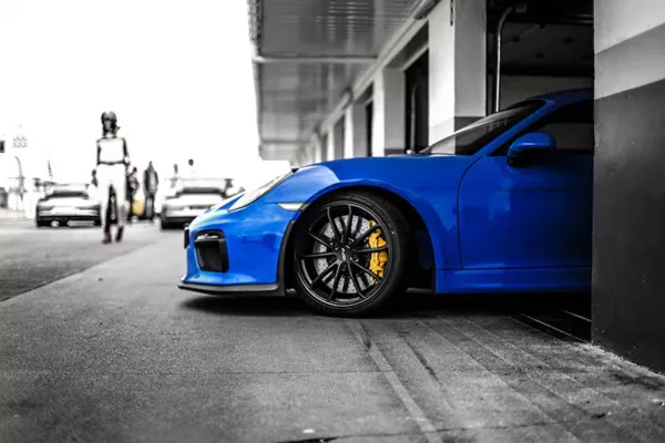 Fotografía artística del Porsche Cayman GT4 en pista, coche deportivo de competición mid-engine en edición limitada, cuadro decorativo automovilístico para salón y garaje