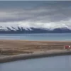 Fotografía de cabañas de cazadores en Svalbard Cabañas de traperos Svalbard fiordos montañas árticas viaje en kayak paisaje remoto – fotografía naturaleza edición limitada