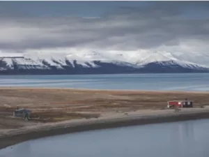 Cabañas de traperos Svalbard fiordos montañas árticas viaje en kayak paisaje remoto – fotografía naturaleza edición limitada