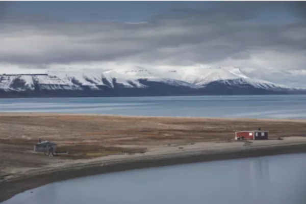 Fotografía de cabañas de cazadores en Svalbard Cabañas de traperos Svalbard fiordos montañas árticas viaje en kayak paisaje remoto – fotografía naturaleza edición limitada