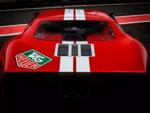 Ford GT40 rojo Le Mans carrocería baja aerodinámica años 60 vencedor Ferrari – fotografía artística automovilismo edición limitada