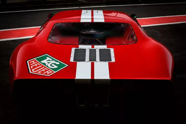 Ford GT40 rojo Le Mans carrocería baja aerodinámica años 60 vencedor Ferrari – fotografía artística automovilismo edición limitada