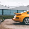 Cuadro decorativo del Porsche 930 Turbo S amarillo vibrante con alerón whale tail icónico, fotografía artística del 911 Turbo clásico de los años 80, decoración mural automovilística edición limitada