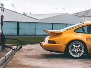 Fotografía del Porsche 930 Turbo S Amarillo Cuadro decorativo del Porsche 930 Turbo S amarillo vibrante con alerón whale tail icónico, fotografía artística del 911 Turbo clásico de los años 80, decoración mural automovilística edición limitada