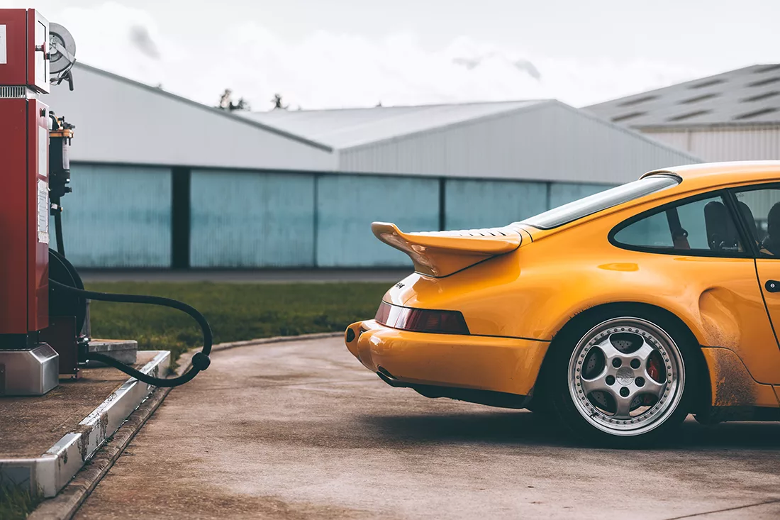 Cuadro decorativo del Porsche 930 Turbo S amarillo vibrante con alerón whale tail icónico, fotografía artística del 911 Turbo clásico de los años 80, decoración mural automovilística edición limitada