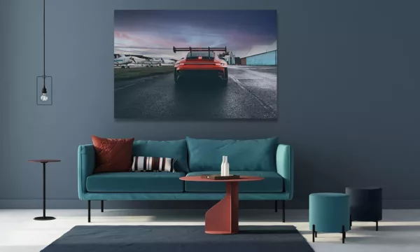 Fotografía Porsche GT3 RS y amanecer Fotografía enmarcada Porsche 911 GT3 RS rojo al amanecer exhibida en salón contemporáneo blanco minimalista con molduras clásicas y silla Barcelona negra