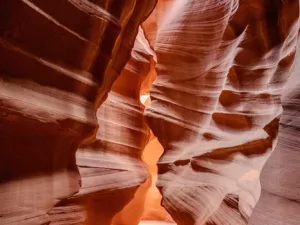 Fotografía fine art Upper Antelope Canyon – Luz y sombra en la roca arenisca de Arizona, impresión en edición limitada