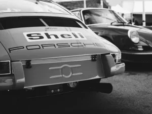 Impresión de arte Porsche 911 vintage en blanco y negro, fotografía artística monocromo de coche clásico con acabado retro atemporal, cuadro decorativo para salón y garaje de colección