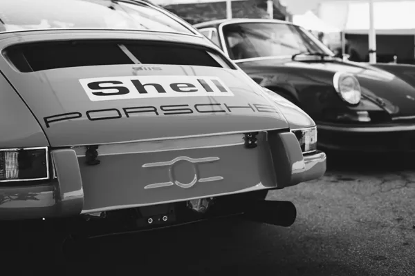 Impresión de arte Porsche 911 vintage en blanco y negro, fotografía artística monocromo de coche clásico con acabado retro atemporal, cuadro decorativo para salón y garaje de colección