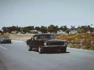 Fotografía de colección Ford Mustang vintage americano clásico, muscle car icónico de los años 60 en imagen artística retro, cuadro decorativo de coche americano edición limitada Cars and Roses