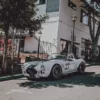 AC Cobra 427 aparcada calle tranquila Carmel-by-the-Sea California arquitectura encantadora – fotografía artística coche clásico edición limitada