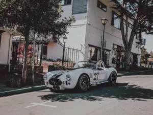 Fotografía de coche americano en Carmel AC Cobra 427 aparcada calle tranquila Carmel-by-the-Sea California arquitectura encantadora – fotografía artística coche clásico edición limitada