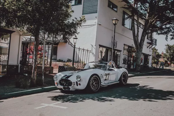 AC Cobra 427 aparcada calle tranquila Carmel-by-the-Sea California arquitectura encantadora – fotografía artística coche clásico edición limitada