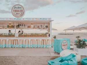 Fotografía de Marbella - Puerto Banús Cuba 59 beach bar Puerto Banús Marbella terraza frente al mar ambiente festivo colorido – fotografía artística edición limitada