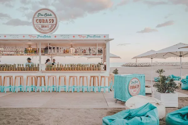 Fotografía de Marbella - Puerto Banús Cuba 59 beach bar Puerto Banús Marbella terraza frente al mar ambiente festivo colorido – fotografía artística edición limitada