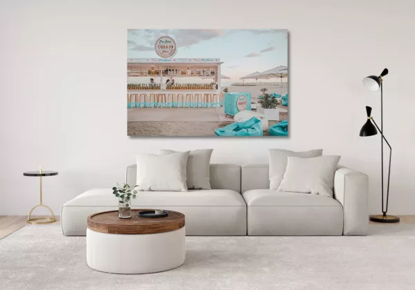 Fotografías de Marbella - Puerto Banús Cuadros fotografía Cuba 59 beach bar Marbella exhibidos en salón luminoso moderno con paredes blancas, sofá beige y decoración minimalista contemporánea