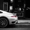 Porsche 991 Turbo rojo estacionado en calle londinense nocturna con arquitectura clásica británica, semáforo en rojo, fotografía artística urbana ambiente moody