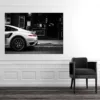 Cuadros enmarcados Porsche 991 Turbo rojo en Londres exhibidos en interior moderno con marco negro sobre pared blanca y decoración contemporánea minimalista