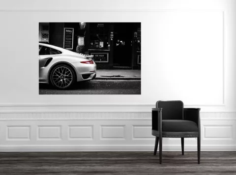 Cuadros enmarcados Porsche 991 Turbo rojo en Londres exhibidos en interior moderno con marco negro sobre pared blanca y decoración contemporánea minimalista