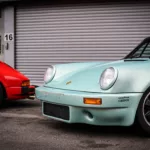 Cuadros murales artísticos Porsche 911 colores vibrantes azul Gulf rojo Salzburg, composición moderna diseño emblemático capó Porsche, decoración garage salón contemporáneo