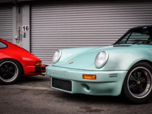 Cuadros murales artísticos Porsche 911 colores vibrantes azul Gulf rojo Salzburg, composición moderna diseño emblemático capó Porsche, decoración garage salón contemporáneo