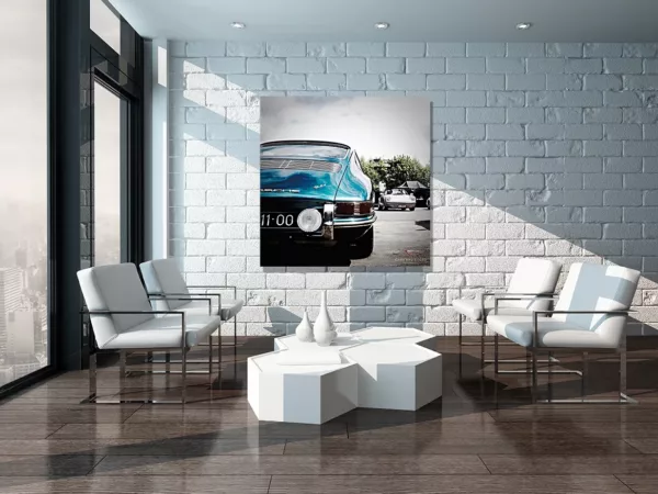Minimalist living room interior with white brick wall and chairs Imagen 2: Salón moderno con pared de ladrillo blanco, cuadro grande de Porsche 911 Type 901 azul colgado en el centro, sillones blancos, mesa baja geométrica blanca y lámpara de araña, decoración interior contemporánea