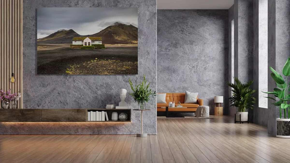 Cuadros fotografía Lonely Diner restaurante solitario Islandia exhibidos en salón moderno escandinavo sobre sofá gris con decoración minimalista nórdica