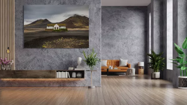 Cuadros fotografía Lonely Diner restaurante solitario Islandia exhibidos en salón moderno escandinavo sobre sofá gris con decoración minimalista nórdica