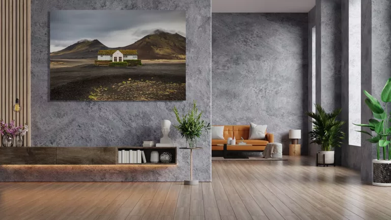 Cuadros fotografía Lonely Diner restaurante solitario Islandia exhibidos en salón moderno escandinavo sobre sofá gris con decoración minimalista nórdica