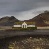 Restaurante solitario Möðrudalsleið tierras altas noreste Islandia construcción blanca desierto volcánico negro montañas cielo tormentoso – fotografía fine art edición limitada