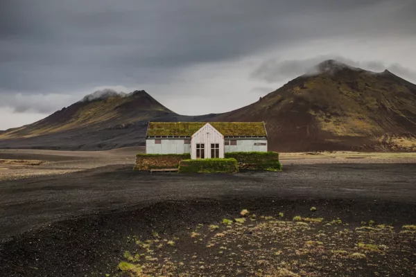 Restaurante solitario Möðrudalsleið tierras altas noreste Islandia construcción blanca desierto volcánico negro montañas cielo tormentoso – fotografía fine art edición limitada