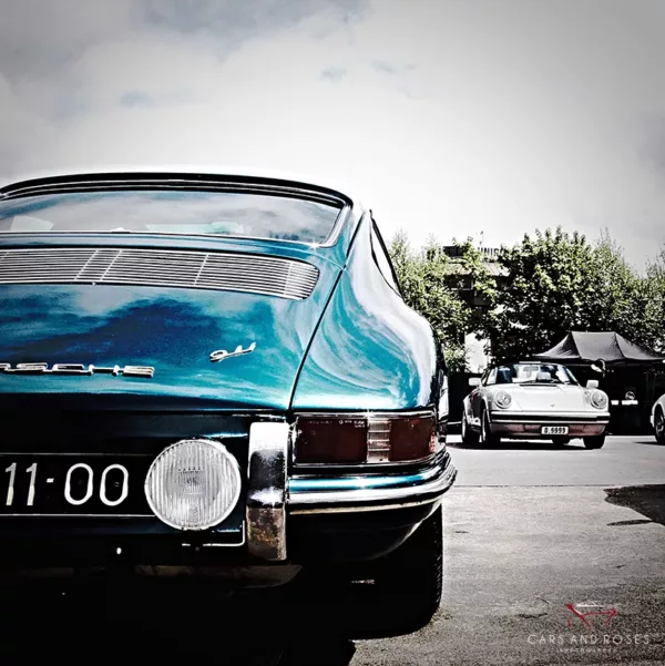 Old-Porsche-911-901-Duet-10-Prints Foto Porsche 911 Type 901 azul turquesa en primer plano mostrando la parte trasera del vehículo con inscripción "Porsche 911", faro redondo y otro Porsche classic blanco al fondo, fotografía artística Cars and Roses