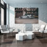 Ferrari F40 blanco de perfil con alerón trasero icónico estacionado frente a casa rústica europea con valla de madera y arquitectura tradicional