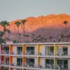 Hotel The Saguaro Palm Springs atardecer fachadas multicolores montañas San Jacinto luz dorada crepúsculo – fotografía fine art edición limitada